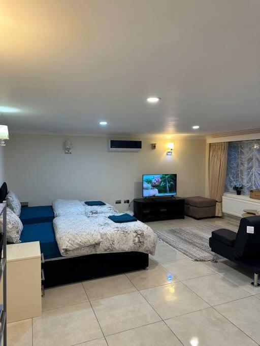 Studio Flat Gants Hill With Free Parking レッドブリッジ エクステリア 写真