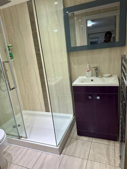 Studio Flat Gants Hill With Free Parking レッドブリッジ エクステリア 写真