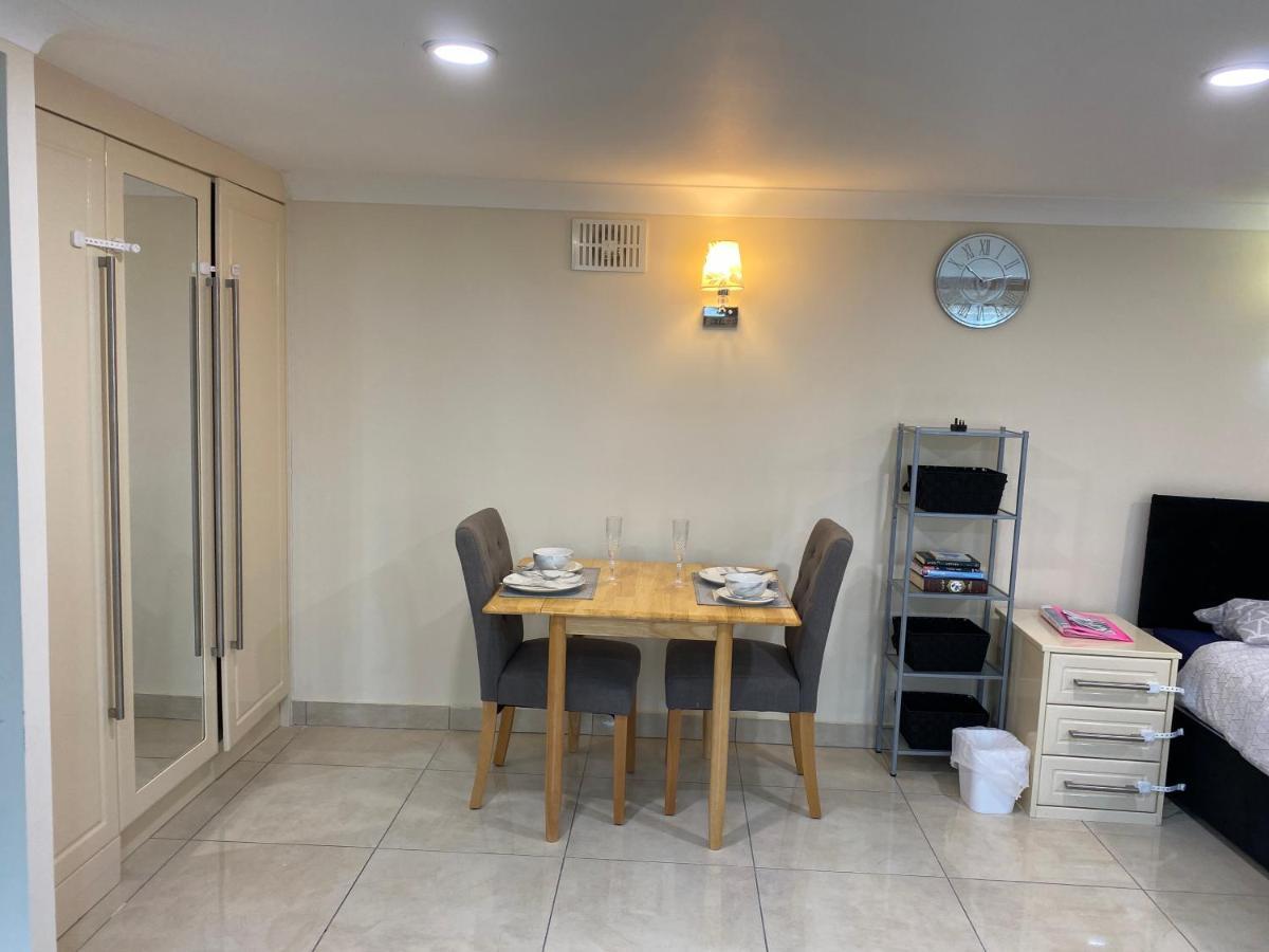 Studio Flat Gants Hill With Free Parking レッドブリッジ エクステリア 写真