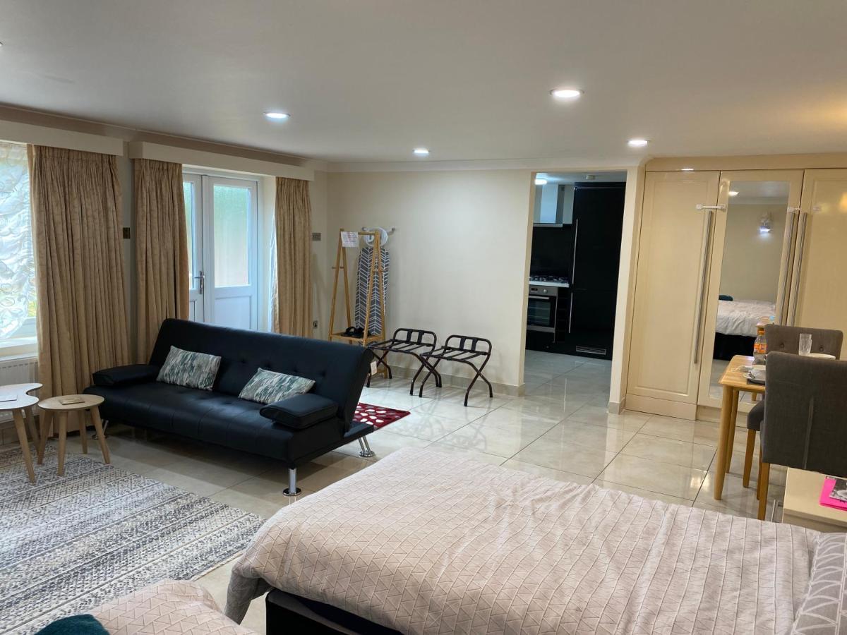 Studio Flat Gants Hill With Free Parking レッドブリッジ エクステリア 写真