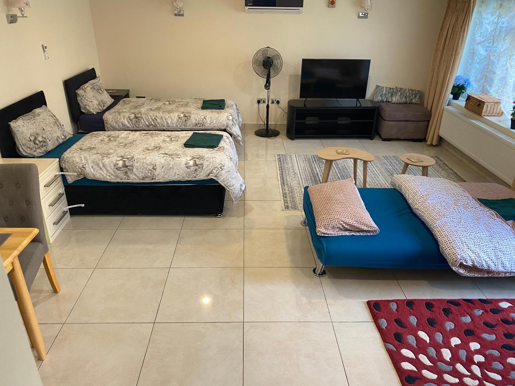 Studio Flat Gants Hill With Free Parking レッドブリッジ エクステリア 写真